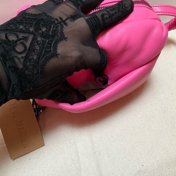 NWT Steve Madden HOT PINK Soft puffy Camera Crossbody - Picture 10 of 13